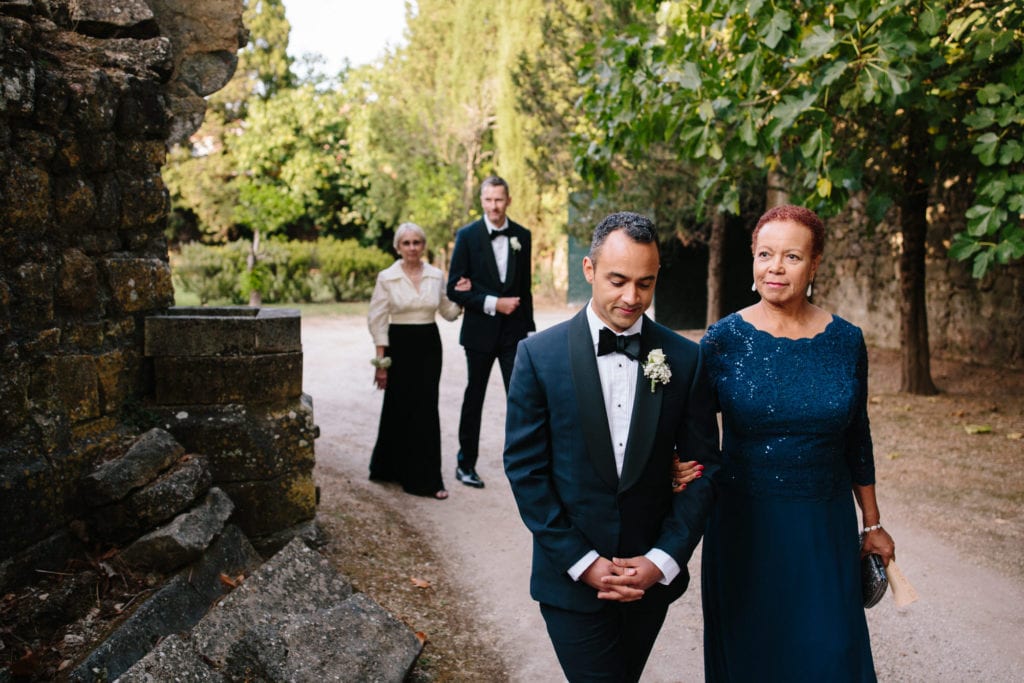 The groom goes to the ceremony accompanied by his mum at a wedding in Lisbon