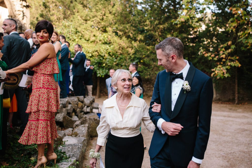 The groom goes to the ceremony accompanied by his mum at a wedding in Lisbon